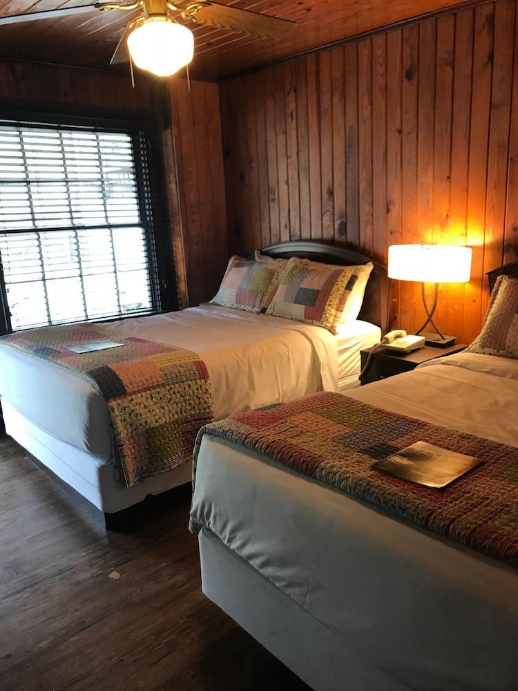 The Riverside Lodge at Chimney Rock