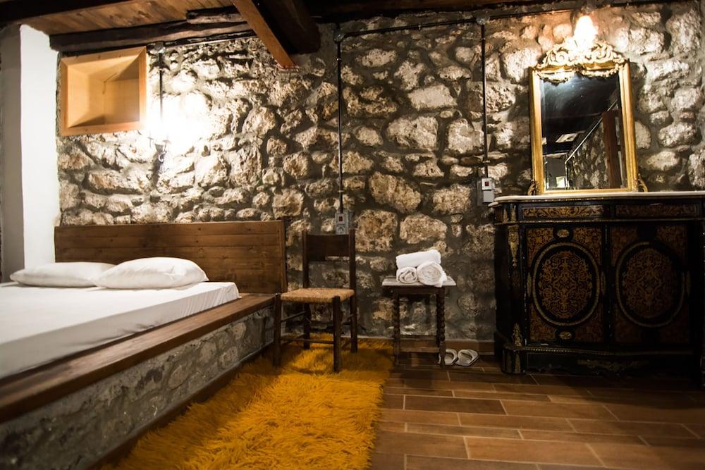 Tithoreans' Traditional Residences