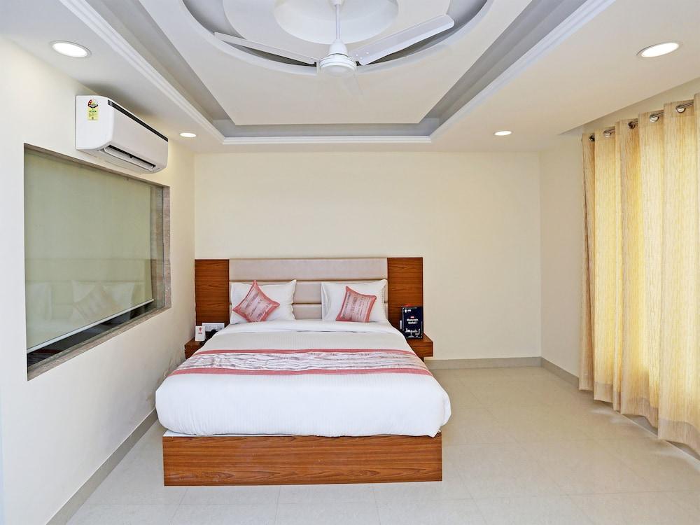 OYO 12674 Hotel Decent Palace