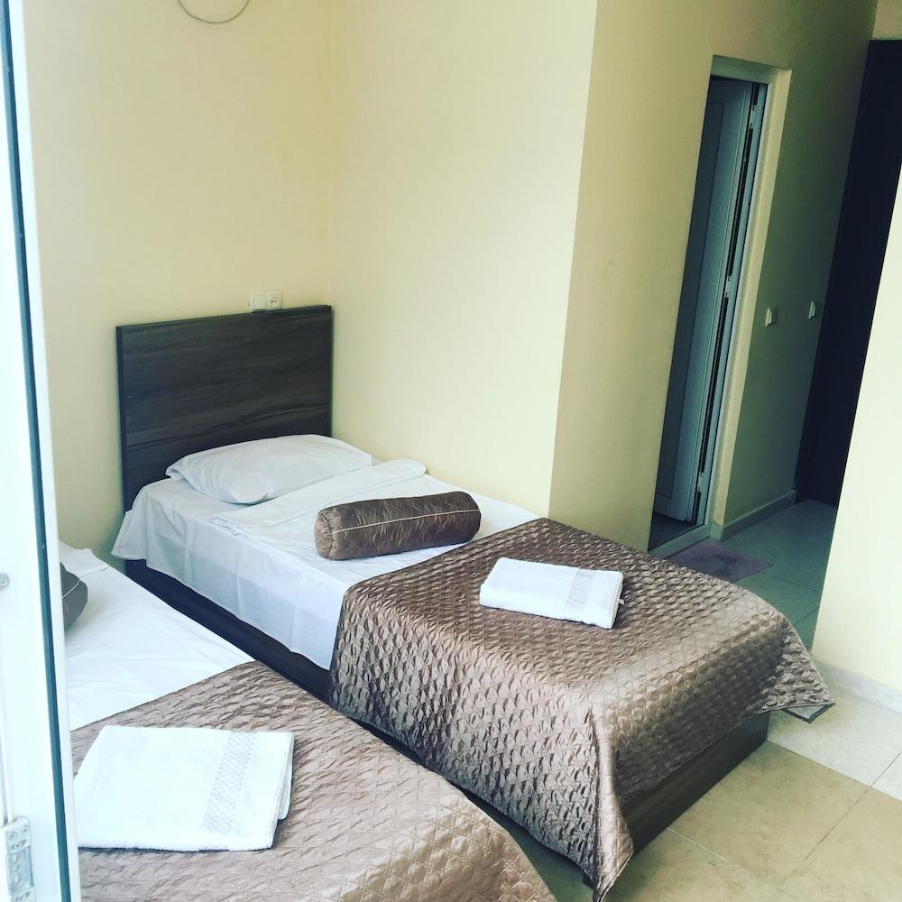 Hotel Guesthouse Lola