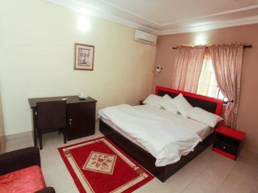 Carleton Hotel & Suites