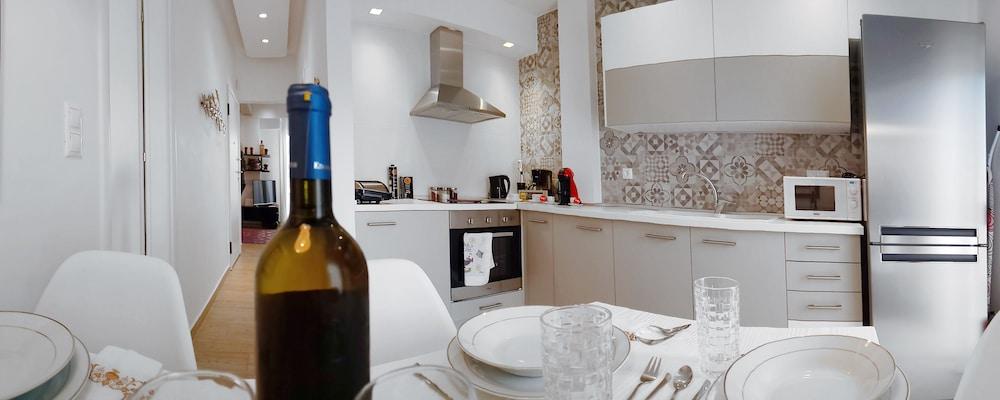 Cosmos Deluxe Apt Must