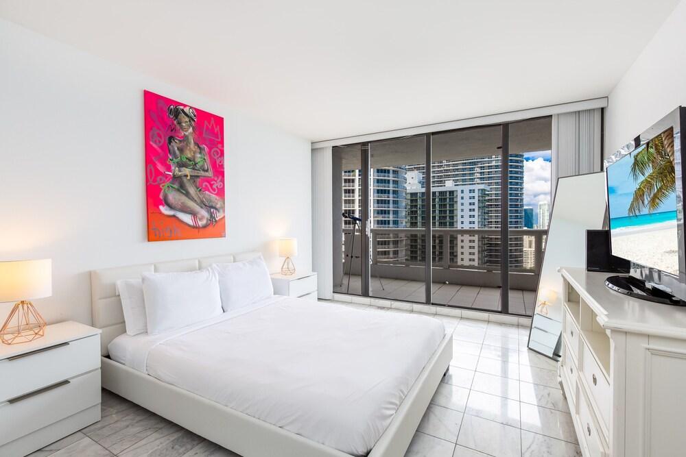 3 Bedroom Condo With Stunning Balcony View