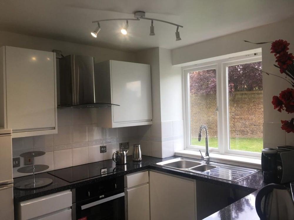 2 Bed Flat, Dedicated Workspace, Parking, 4KTV