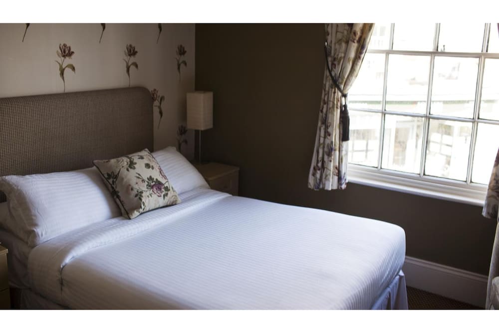 OYO White Horse Hotel