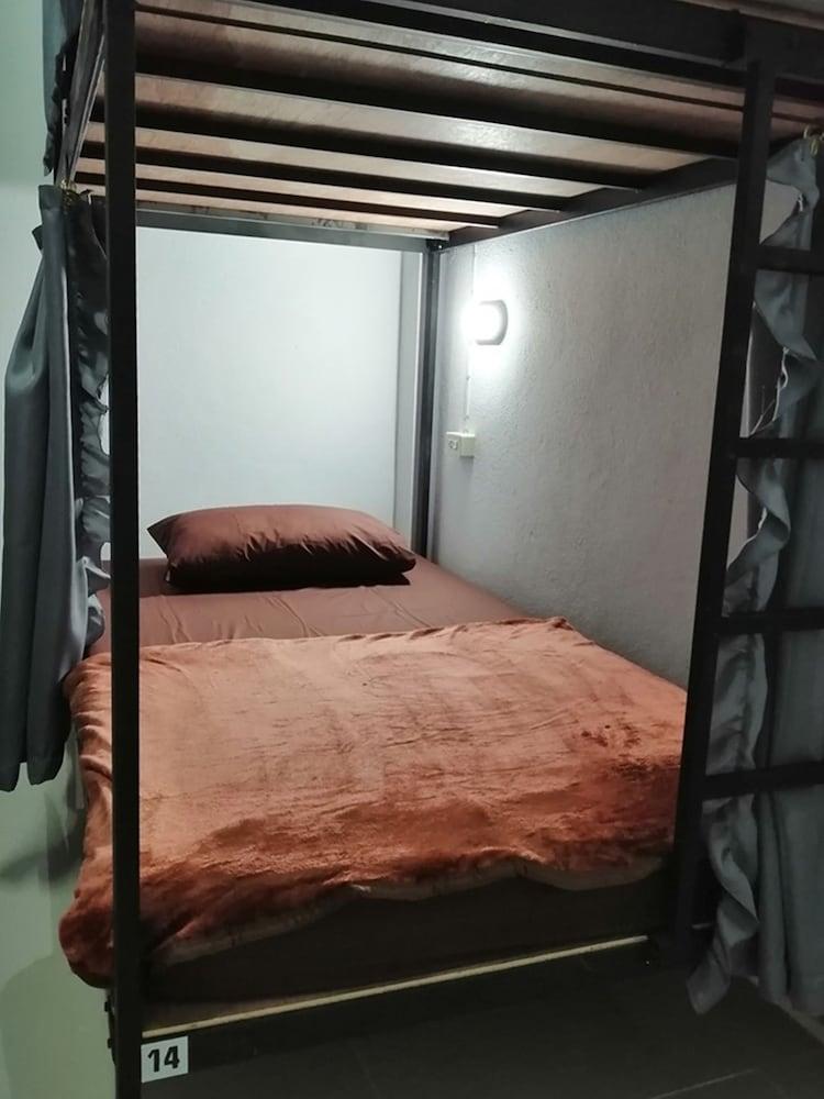 CHO Hostel and Sleep Box - Adults Only