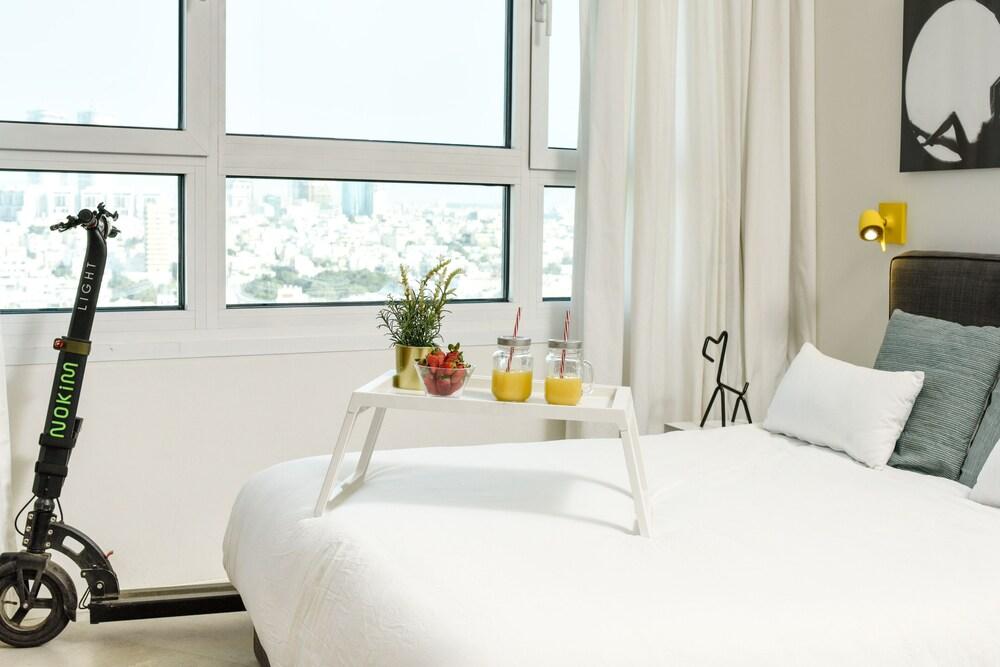 Stunning w Pool Few Mins Walk to Beach