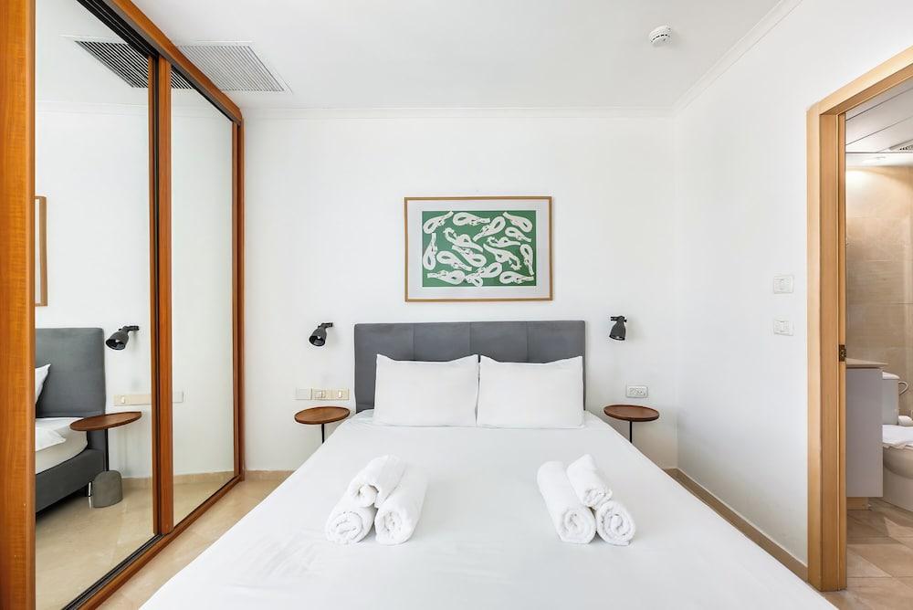 Full Sea View on The Beach With Balcony