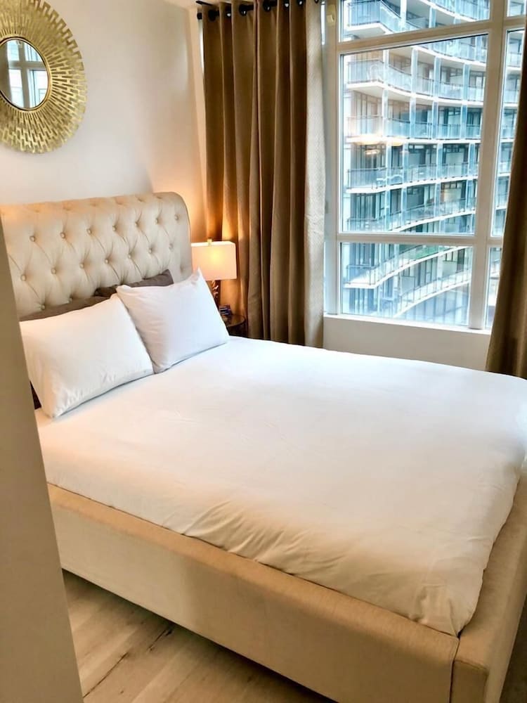 Toronto Downtown Suites CN Tower View