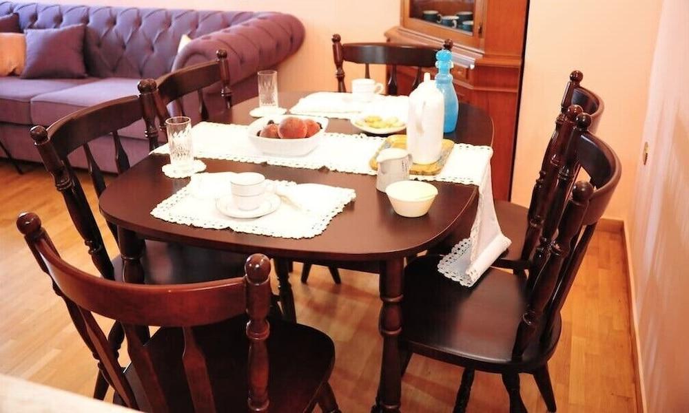 Alexandra's Art Apartment