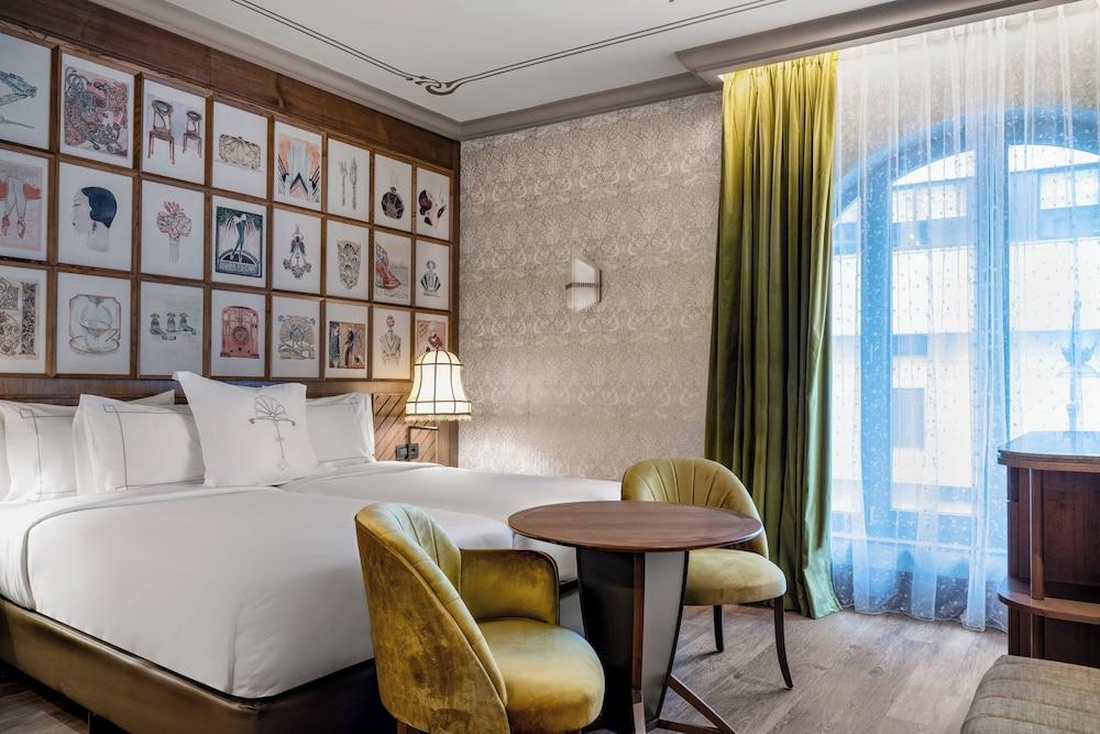 Palacio Santa Clara, Autograph Collection