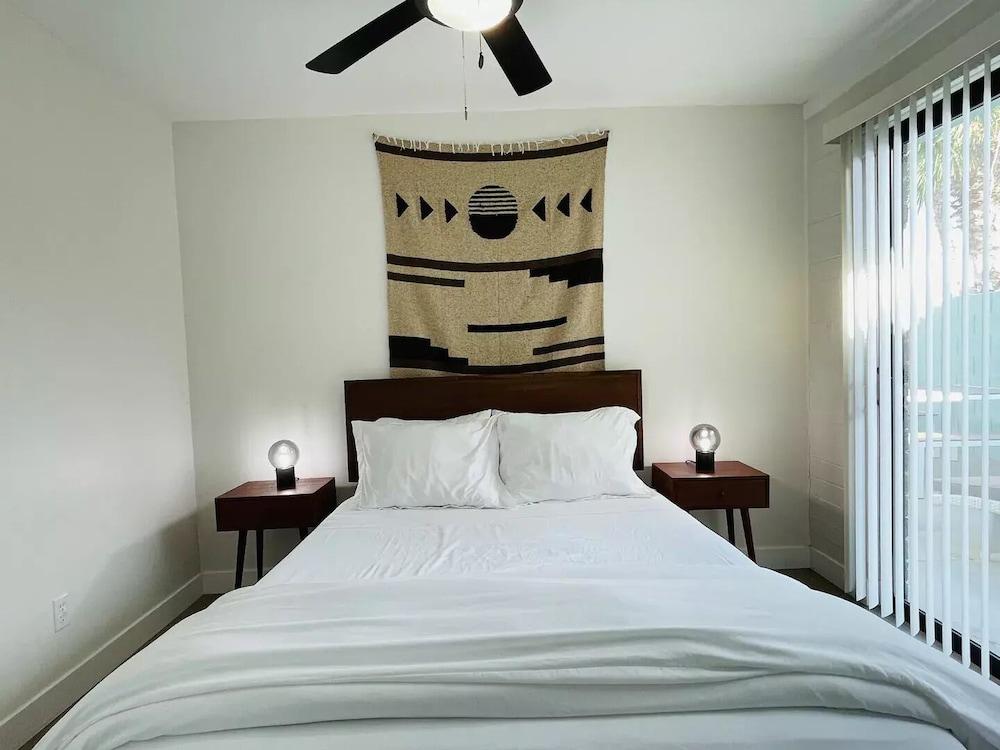 Walkable OTS Mid Century Condo-Pool