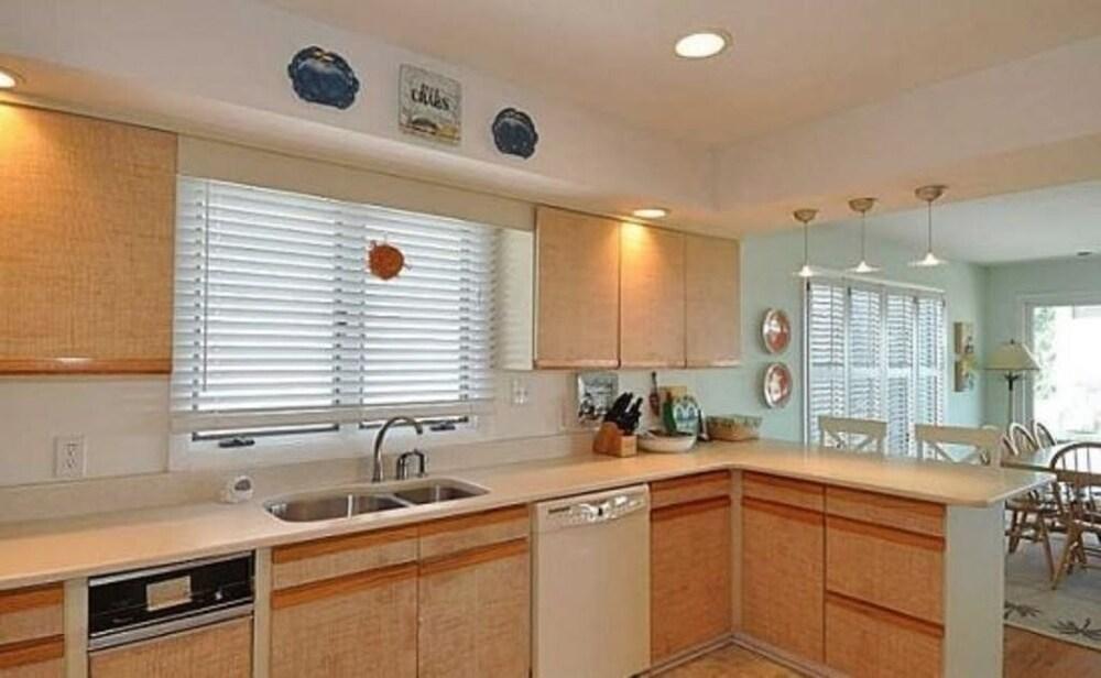 Dolphin's Den 3 Bedroom Condo by Redawning