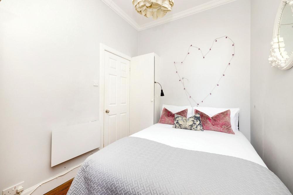 JOIVY Royal Mile Tower Apartment