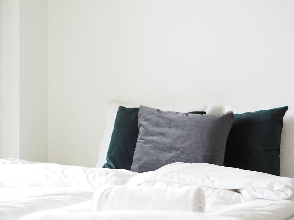 Lake View 7th Floor Studio next to Downtown