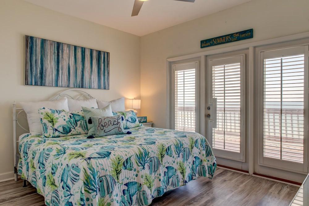 Dauphin Charm - 2237 Bienville