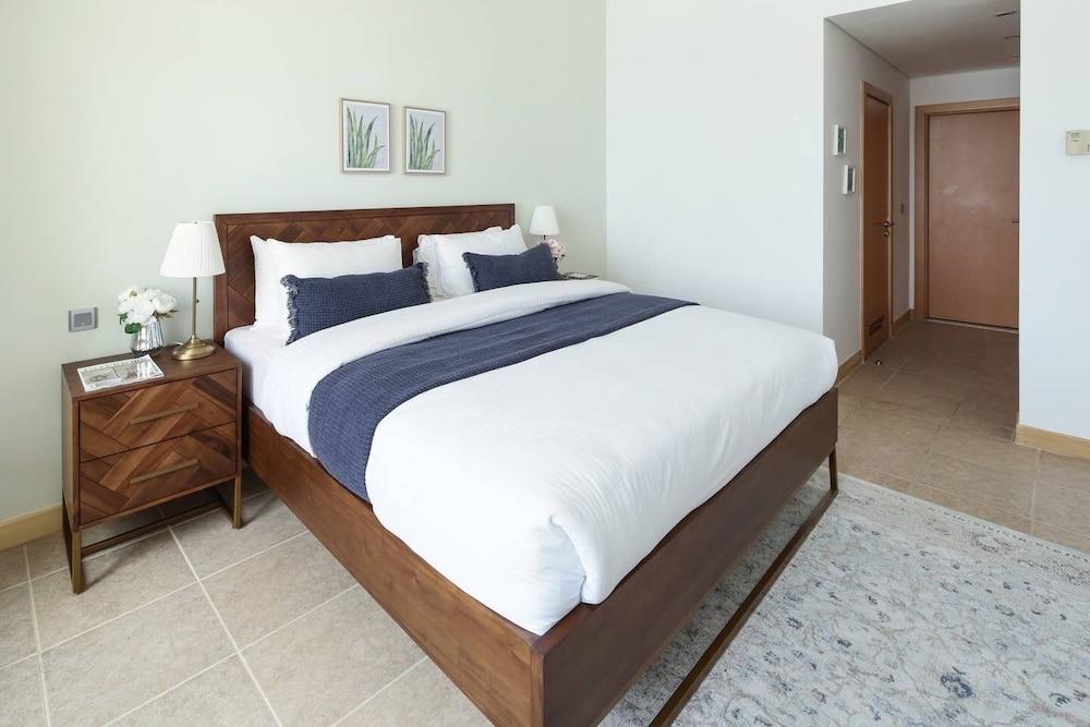 Sleek And Elegant 1BR on The Palm!