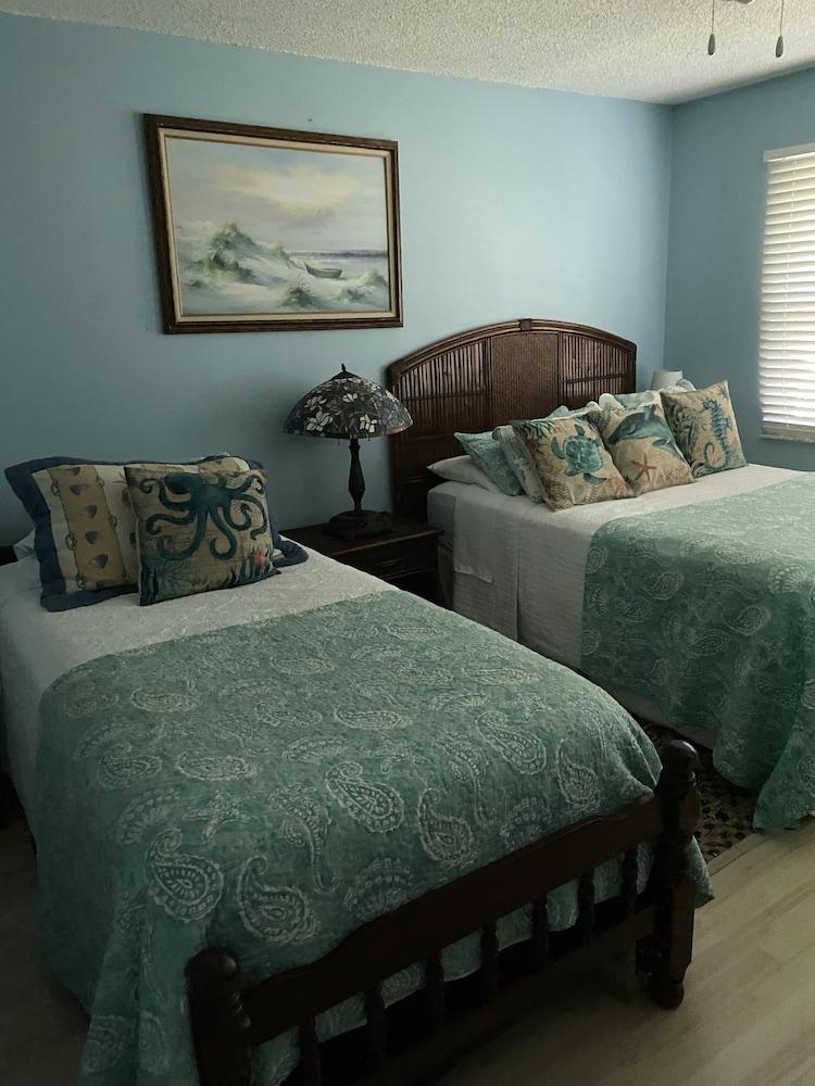 New Smyrna Beach Townhouse/flagler Ave/beach/walk Everywhere and Pet Friendly!