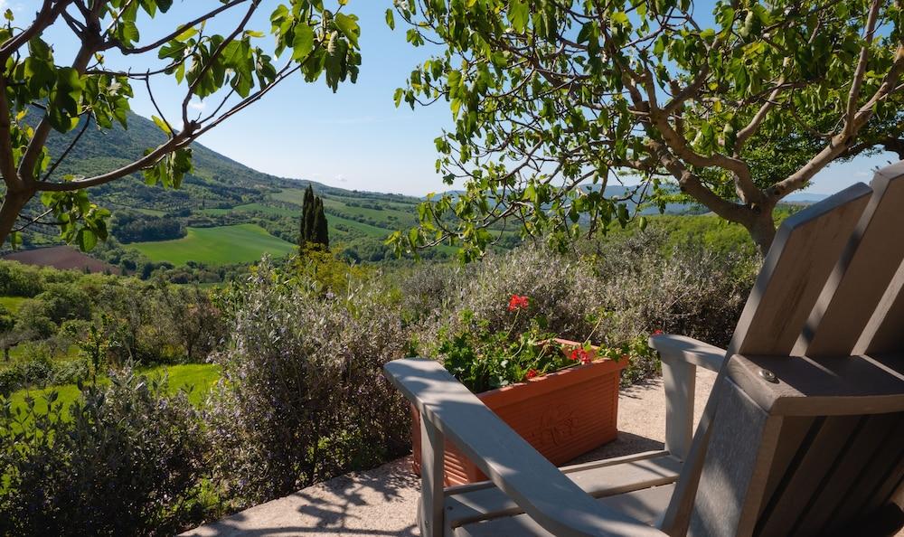 Relaxing Hillside Family Accommodation With Pool