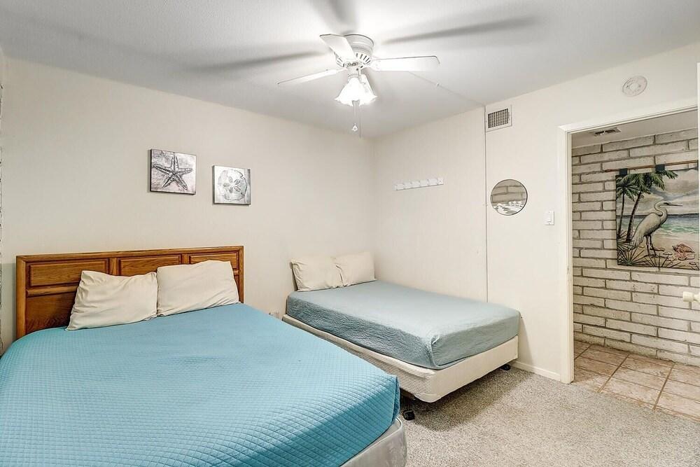 Gulf 2 Bedroom Condo by Redawning