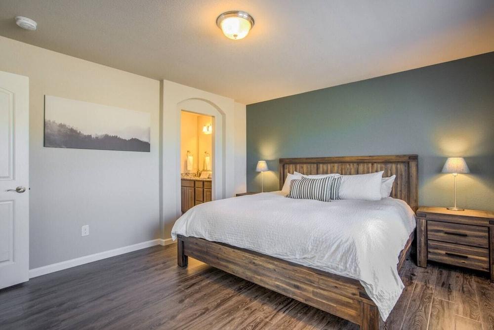 4BR Modern Townhome Close to Usafa!