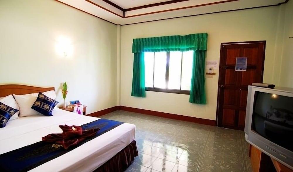 Lanta Emerald Bungalow