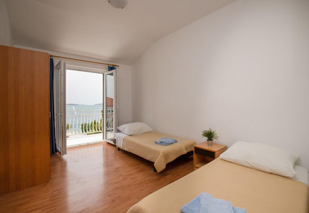 Beachfront Apartment Gaj 8