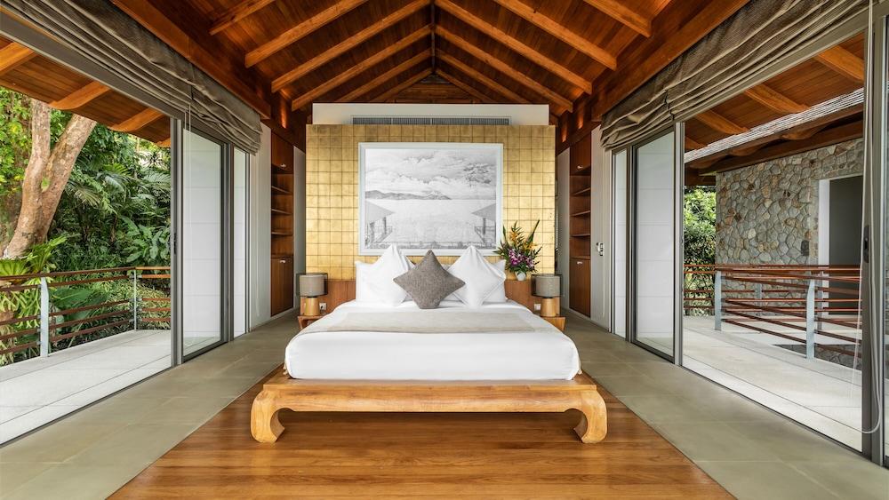 Villa Chelay - Luxury Waterfront Villa