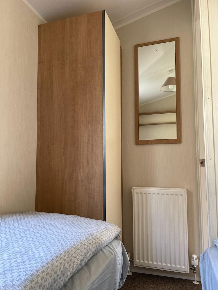 Caravan - Sleeps 6 & Parking