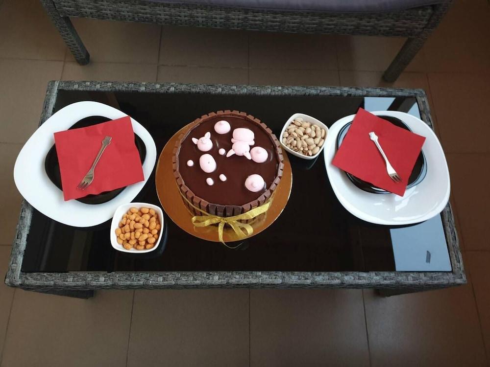 2-bed - Sleeps 4 - With Parking