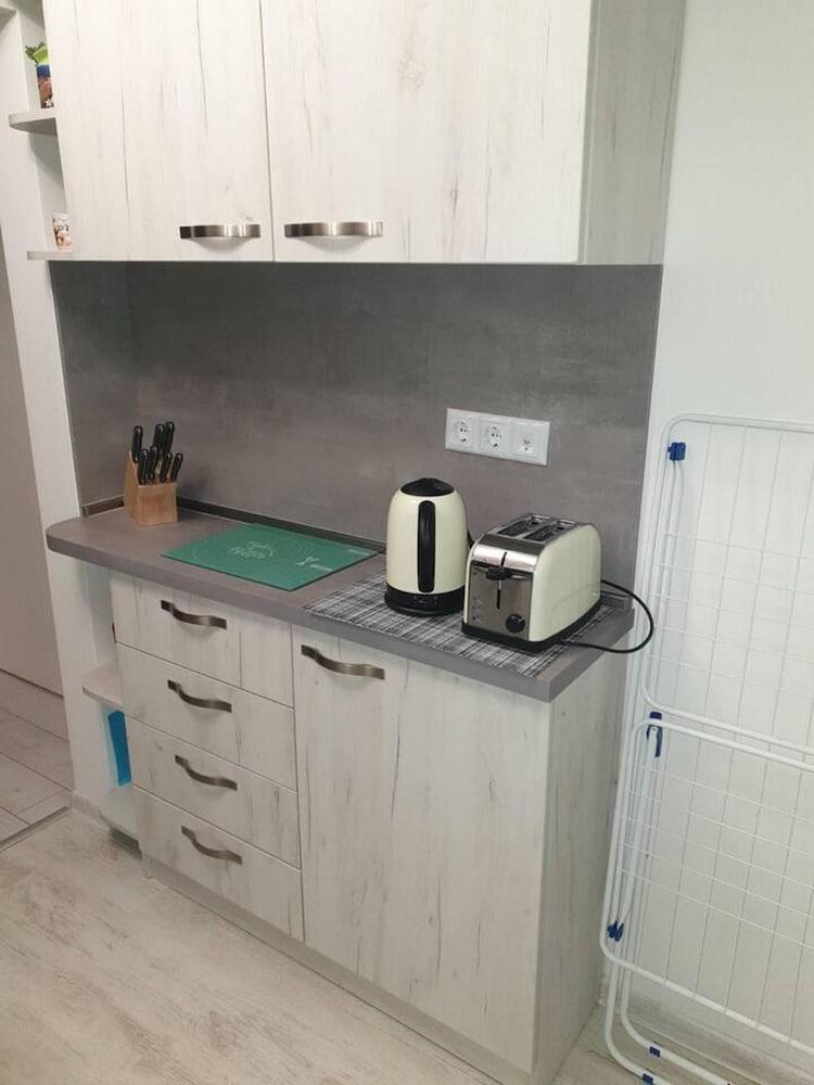 2-bed - Sleeps 4 - With Parking