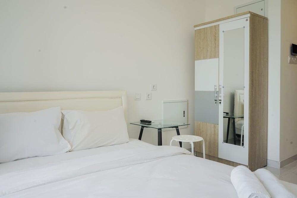 Elegant and Homey Studio at Sky House BSD Apartment