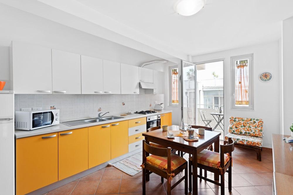 Lungomare Ciclopi Apartments With Balconies And Parking
