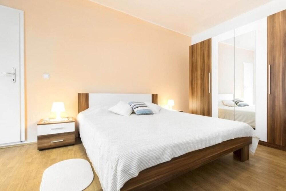 Yellow - Parking and Grill - H