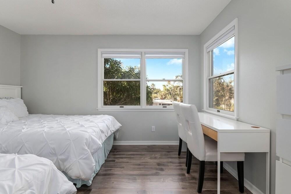 Walk To Beach Recently Renovated Sleeps 6 2 Bedroom Condo by Redawning