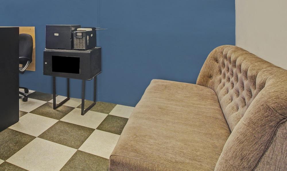 Itsy By Treebo - Aura Homes