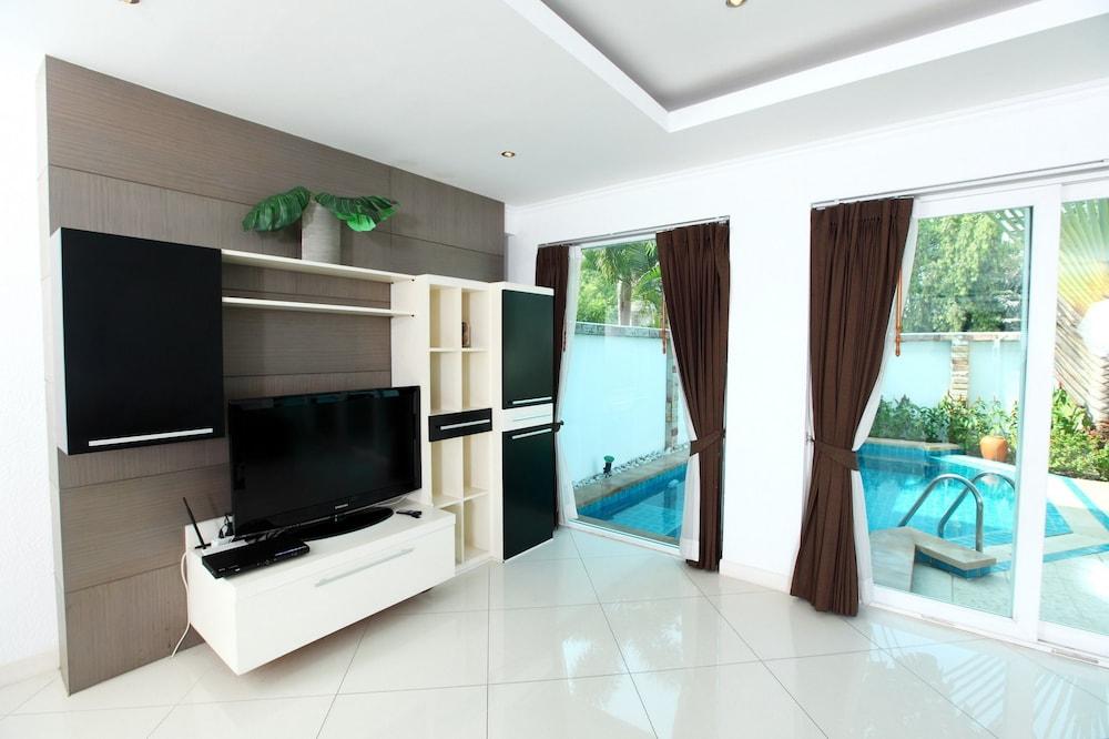 Hidden Palm Pool Villas