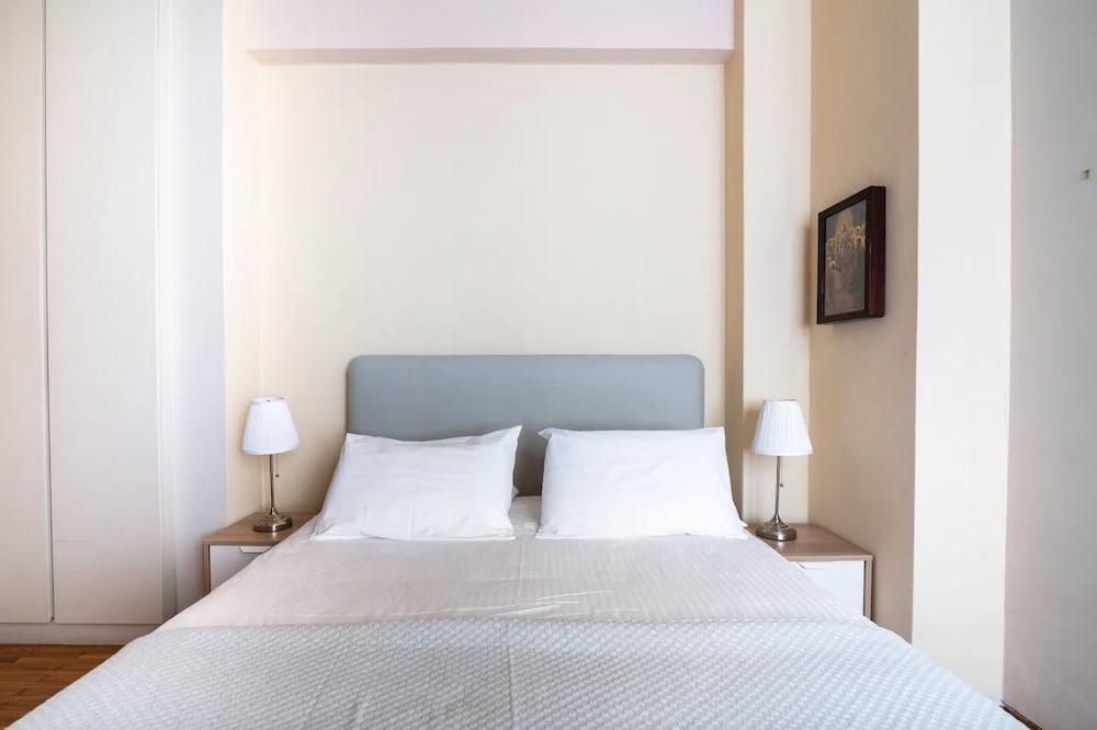 Neoclassical Athenian 2-bed Apt Balcony