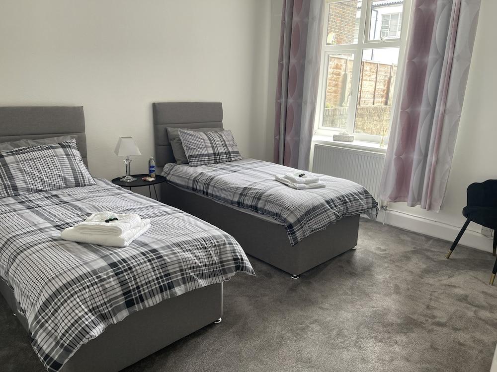 2-bed, Sleeps 4, Free Parking, Pets Allowed