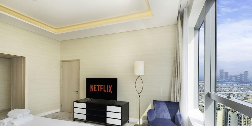 LUX Iconic Views at The Palm Tower 5