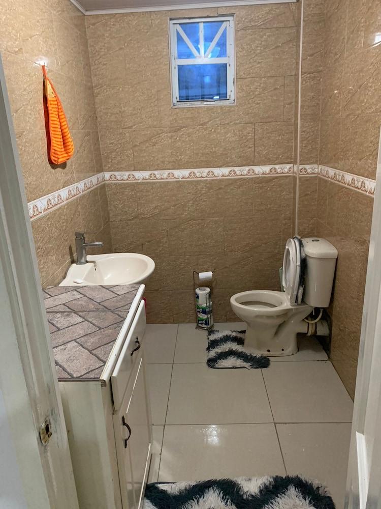 1 Bed Apartment - Sleeps 2 - Parking - Wifi