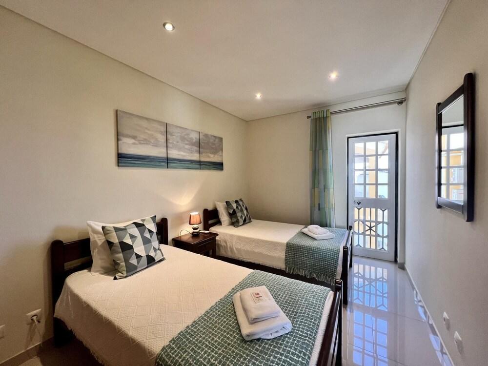 Quarteira Classic With Pool by Homing