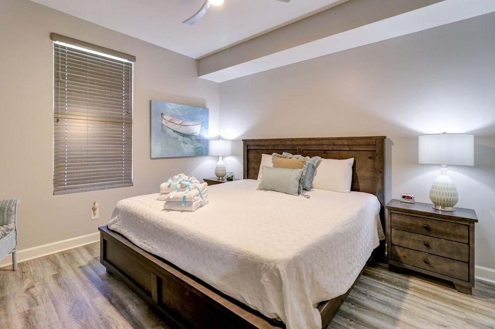 Gulf Front Master Suite! Directly On The Beach! 3 BR / 2 BA! Sleeps 8!
