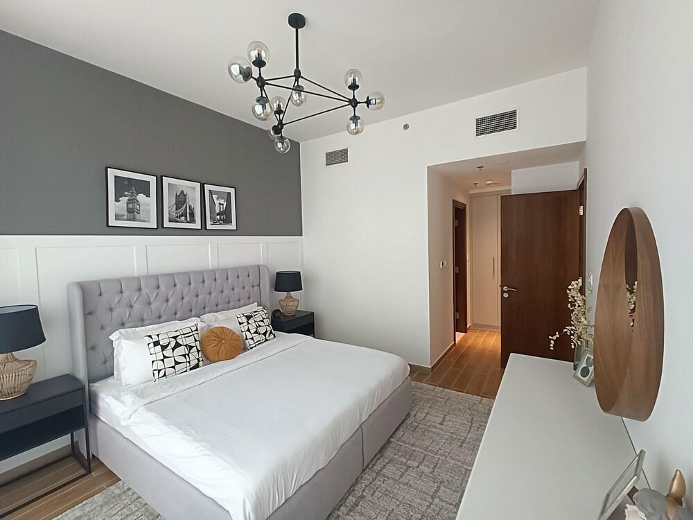 SuperHost - Fabulous Canal Views from This Waterfront Luxe Apt