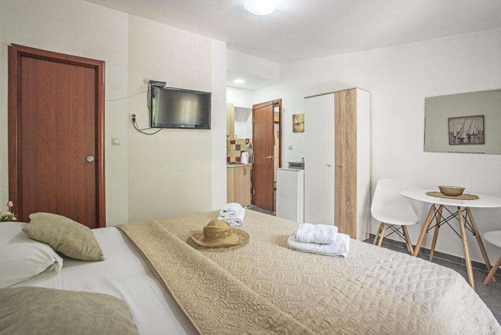 Chic Studio Flat With Balcony Near Beach in Tivat