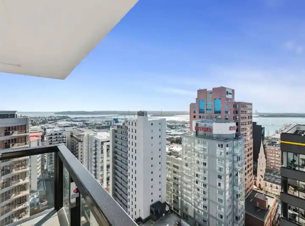 Sky Tower Views | 2 Bed 2 Bath CBD | Zodiak Stays