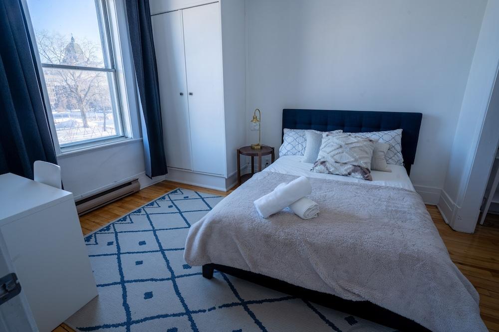 Stunning 2 Bedroom Apt! 3mins Walk From CDN Metro