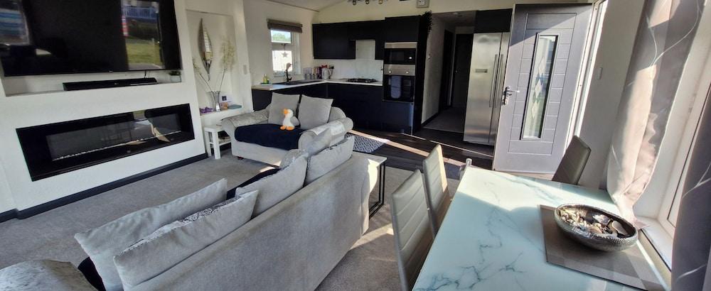 Waterside Lodge - Dog Friendly, Sutton on Sea