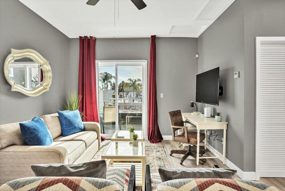 Professionals-restaurants-fastwifi-a C-desk- Pets