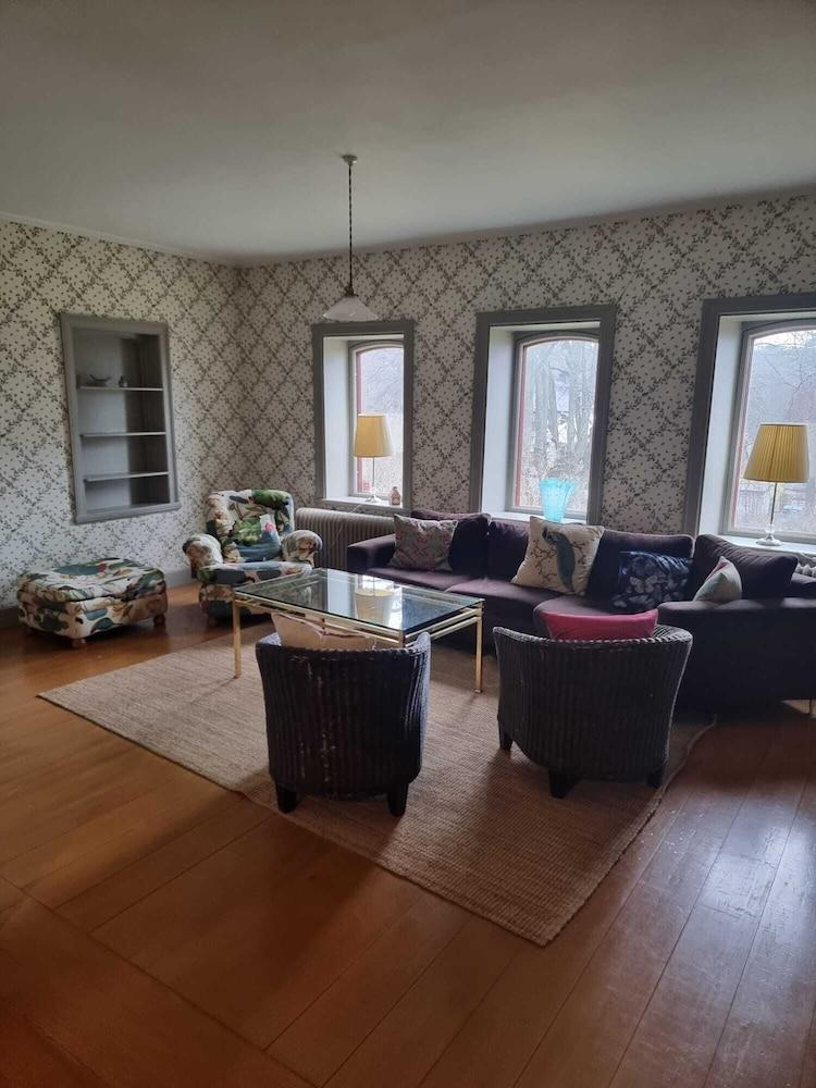 Exclusive 3- Bed Regal Apartment!